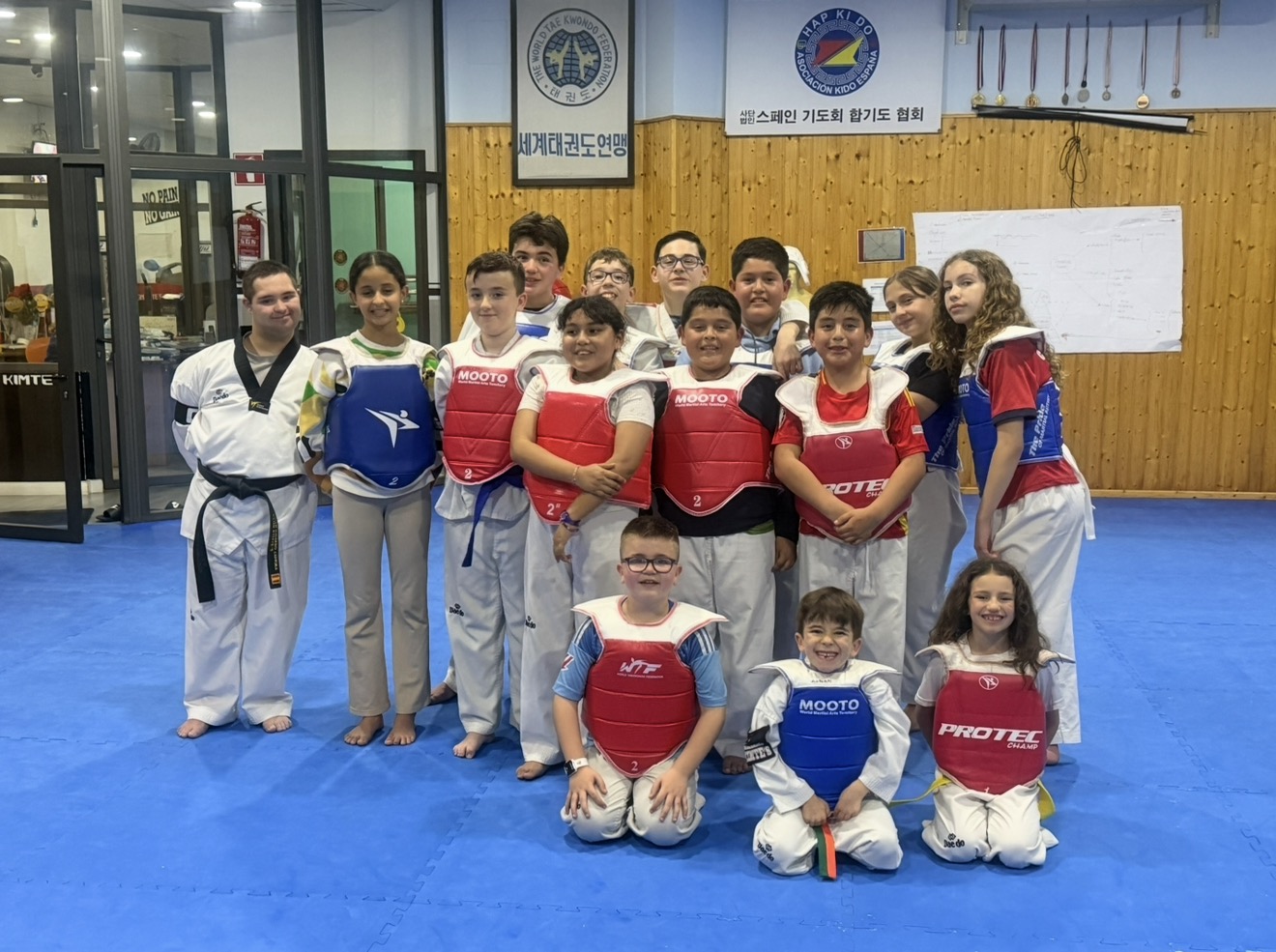 Grupo de jóvenes deportistas de Kimte’s con protecciones de combate