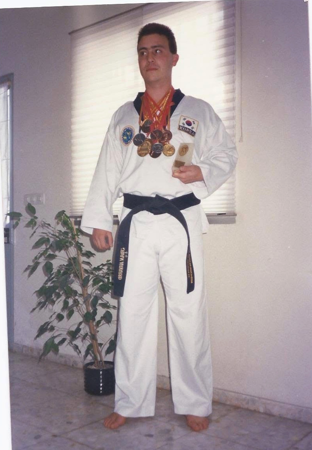 Fotografía histórica de Juan Navarro Zamora con dobok y medallas